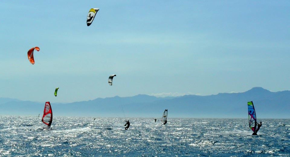 Foto di kitesurf e windsurf, sport fatti nel golfo di Santa Eufemia Lamezia Terme